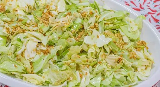 Repolho rasgado ao alho e óleo simples e delicioso para a entrada da sua refeição 4 repolho rasgado