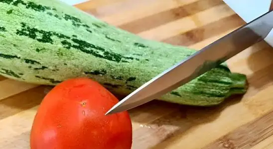 Misturei abobrinha com tomate e fiz uma receita leve e deliciosa para o meu jantar 1 abobrinha com tomate