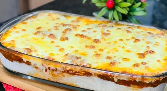 Macarrão cremoso com molho à bolonhesa e molho branco perfeito para o almoço em família 1 macarrão cremoso