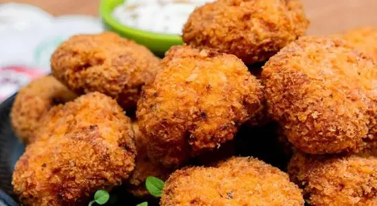 Nuggets feito em casa muito prático e saudável é só processar os ingredientes empanar e fritar 1 nuggets feito em casa
