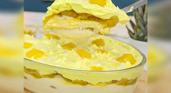 Pavê de abacaxi com merengue suíço: uma sobremesa leve e refrescante para qualquer ocasião 1 pavê de abacaxi
