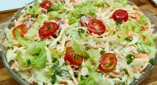 Salada cremosa de repolho super versátil: vai bem no almoço do dia a dia e também no jantar especial 3 salada cremosa de repolho
