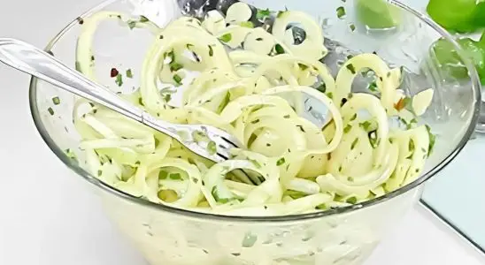 Nunca imaginei que uma salada de cebola tão simples pudesse ser tão saborosa 2 salada de cebola