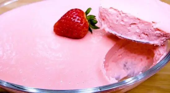 Mousse de morango super cremoso fiz usando um pacotinho de suco em pó 4 mousse de morango