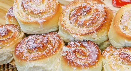Pão de leite recheado com coco e leite condensado é de comer rezando de tão gostoso 1 pão de leite