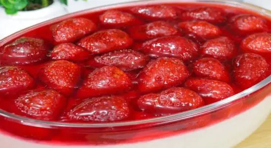Receita de natal: sobremesa de morango deliciosa com a fruta e um creme delicioso 2 sobremesa fácil de morango