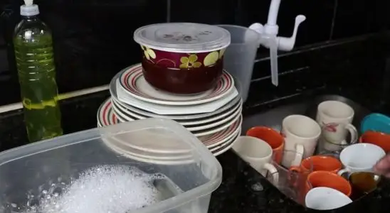 Veja 2 dicas para lavar louça que vai te ajudar demais com os pratos e panelas do almoço de natal 4 dicas para lavar louça