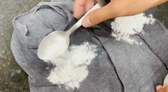 Um jeito super fácil de como tirar mau cheiro das axilas das roupas 3 como tirar mau cheiro das axilas na roupas