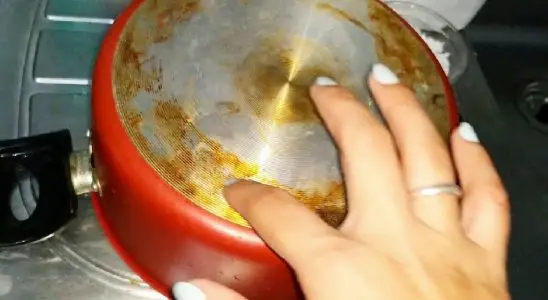 Como tirar gordura de panela de um jeito fácil e sem esforço 3 como tirar gordura de panela