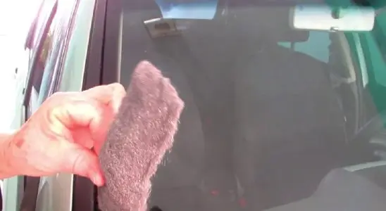Veja essa dica infalível de como tirar riscos do vidro do carro de um jeito fácil e barato 4 como tirar riscos do vidro do carro