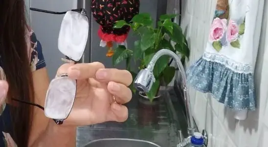 Dica para limpar óculos e remover pequenos riscos de um jeito bem rápido e fácil 1 dica limpar oculos 29011