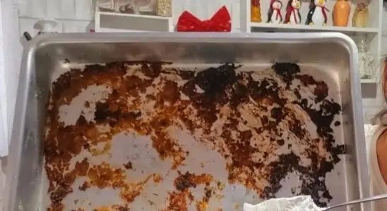 Como limpar assadeira queimada e tirar toda sujeira de gordura grudada 1 como limpar assadeira queimada