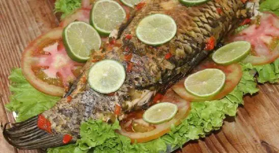 Peixe assado do jeito mais saboroso que existe para seu almoço de família 4 peixe assado
