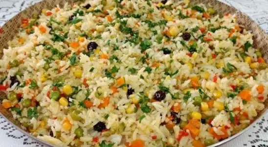 Arroz à grega bem temperadinho que fica delicioso em qualquer dia da semana 3 arroz à grega