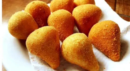 Essa é a receita da minha mãe para fazer uma coxinha simples e deliciosa 3 coxinha simples
