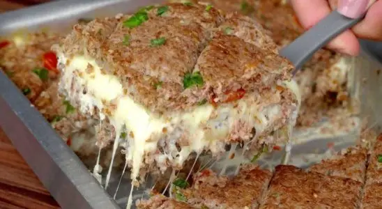 Kibe de forno recheado com bastante queijo e fica muito gostoso 4 kibe de forno
