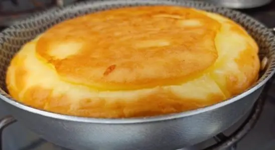 Pão de frigideira para você transformar o seu café da manhã sem precisar ir na padaria 1 pão de frigideira