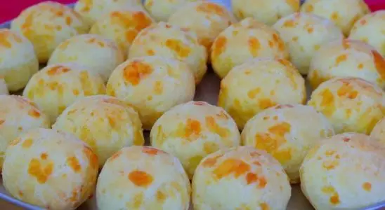 Receita de pão de queijo curado que aprendi em uma fazenda fica uma delícia 1 pão de queijo curado