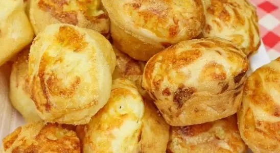 Pão de queijo de liquidificador o mais fácil de fazer e fica uma delícia 1 pão de queijo de liquidificador