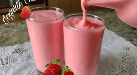 Iogurte de morango caseiro que rende bastante e fica super cremoso 4 iogurte de morango caseiro