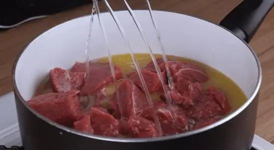 Como fazer carne macia e suculenta: até carne de segunda fica molinha em pouco tempo 1 carne macia