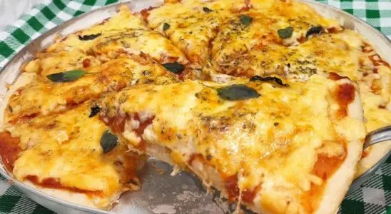 Seu sábado à noite merece essa pizza de massa líquida deliciosa e fácil de fazer 1 pizza de massa líquida