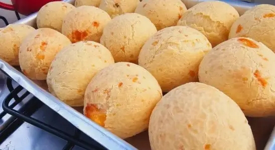 Pão de queijo com polvilho: receita mineira que não murcha quando sai do forno 2 pão de queijo com polvilho