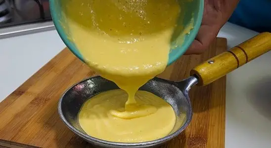 Pãozinho de milho feito na boca do fogão que fica levinho e delicioso 2 pãozinho de milho
