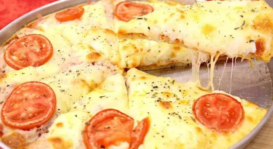 Pizza de tapioca super rápida de fazer e todo mundo na sua casa vai achar uma delícia 1 pizza de tapioca