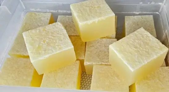 Como fazer sabão de açúcar e álcool na sua casa de um jeito super fácil e prático 1 sabão de açúcar e álcool