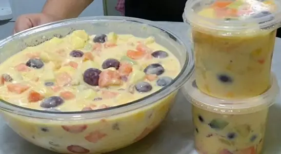 Salada de frutas cremosa que dá para deixar guardada a semana toda sem estragar 3 salada de frutas