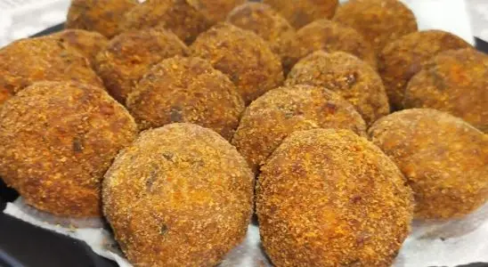 Bolinho de carne crocante e suculento por dentro: parece porção de lanchonete chique 4 bolinho de carne