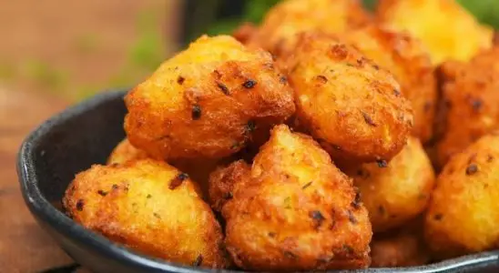 Bolinho de mandioca crocante: perfeito para petiscar com a família ou entre amigos 1 bolinho de mandioca