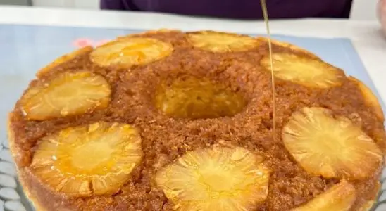 Bolo de abacaxi com pedaços da fruta o mais molhadinho e macio de todos 1 bolo de abacaxi