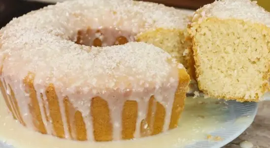 Bolo de coco fofinho e com uma cobertura que você vai achar sensacional 1 bolo de coco fofinho