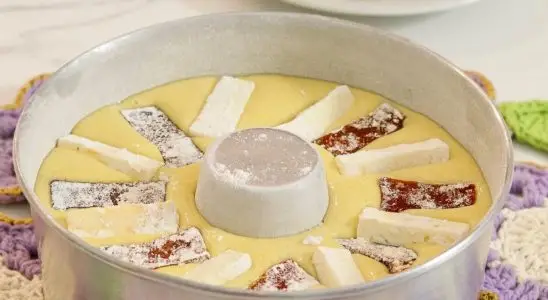 Bolo de fubá delicioso com queijo e goiabada que já sai do forno recheado 1 bolo de fubá