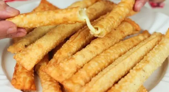 Cigarrete de queijo sequinho e crocante: tão fácil que dá para fazer vários de uma vez só 2 cigarrete de queijo