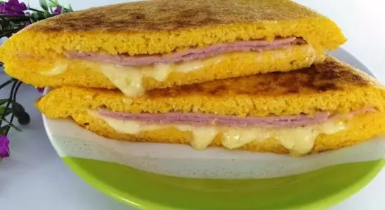 Cuscuz de frigideira recheado: ótima opção para substituir o pão francês na hora do café 2 cuscuz de frigideira