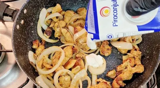 Como fazer um frango cremoso na frigideira de um jeito super fácil e que fica delicioso 1 frango cremoso na frigideira