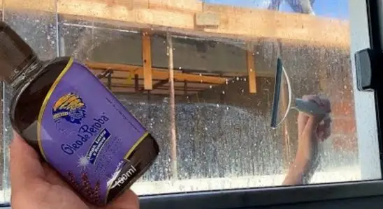 Misturinha para limpar vidros de janela e do box que é ótimo e não deixa manchas para trás 1 misturinha para limpar vidros