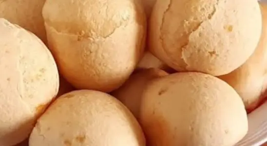 Pão de queijo sem ovo: essa receita é ótima e não pãozinho não murcha quanto tira do forno 4 pão de queijo sem ovo
