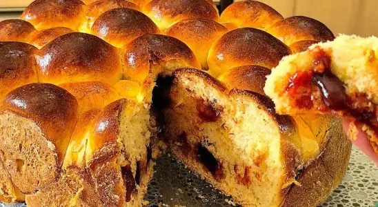 Pão doce com goiabada: acaba no mesmo dia de tão gostoso 1 pão doce com goiabada