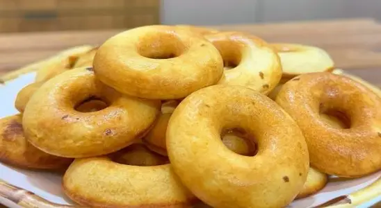 Pãozinho sem trigo em formato de rosquinha delicioso para fazer no chá da tarde 1 pãozinho sem trigo