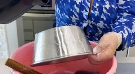 Essa pasta de brilho caseira deixou minhas panelas queimadas parecendo um espelho 1 pasta de brilho caseira
