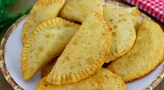 Massa especial de pastel com 2 ingredientes que não encharca de óleo na hora de fritar 2 pastel com 2 ingredientes