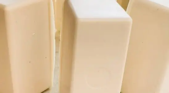 Sabão caseiro fácil: aprenda a fazer com apenas 500ml de óleo usaod 3 sabão caseiro
