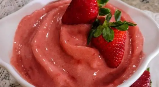 Sorvete sem açúcar de morango que precisa só de 2 ingredientes para deixar pronto 2 sorvete sem açúcar