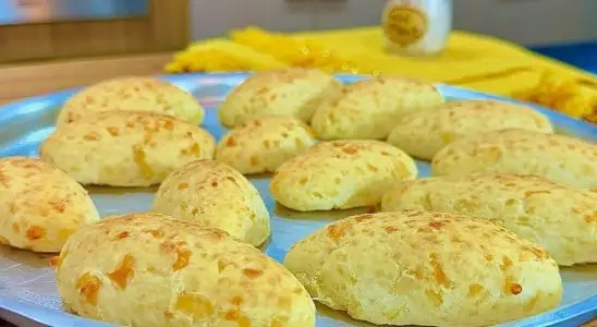 Hora do café da manhã: biscoito de polvilho doce delicioso e fácil de preparar 1 biscoito de polvilho doce