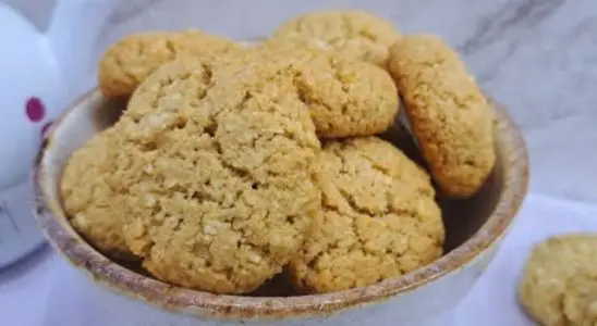 Bolachinha de coco crocante com aveia e sem farinha de trigo 3 bolachinha de coco