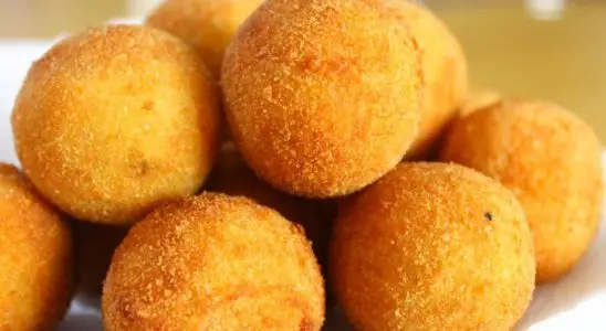 Receita de bolinha de queijo sem massa que você vai adorar e não encharca de óleo 1 bolinha de queijo sem massa